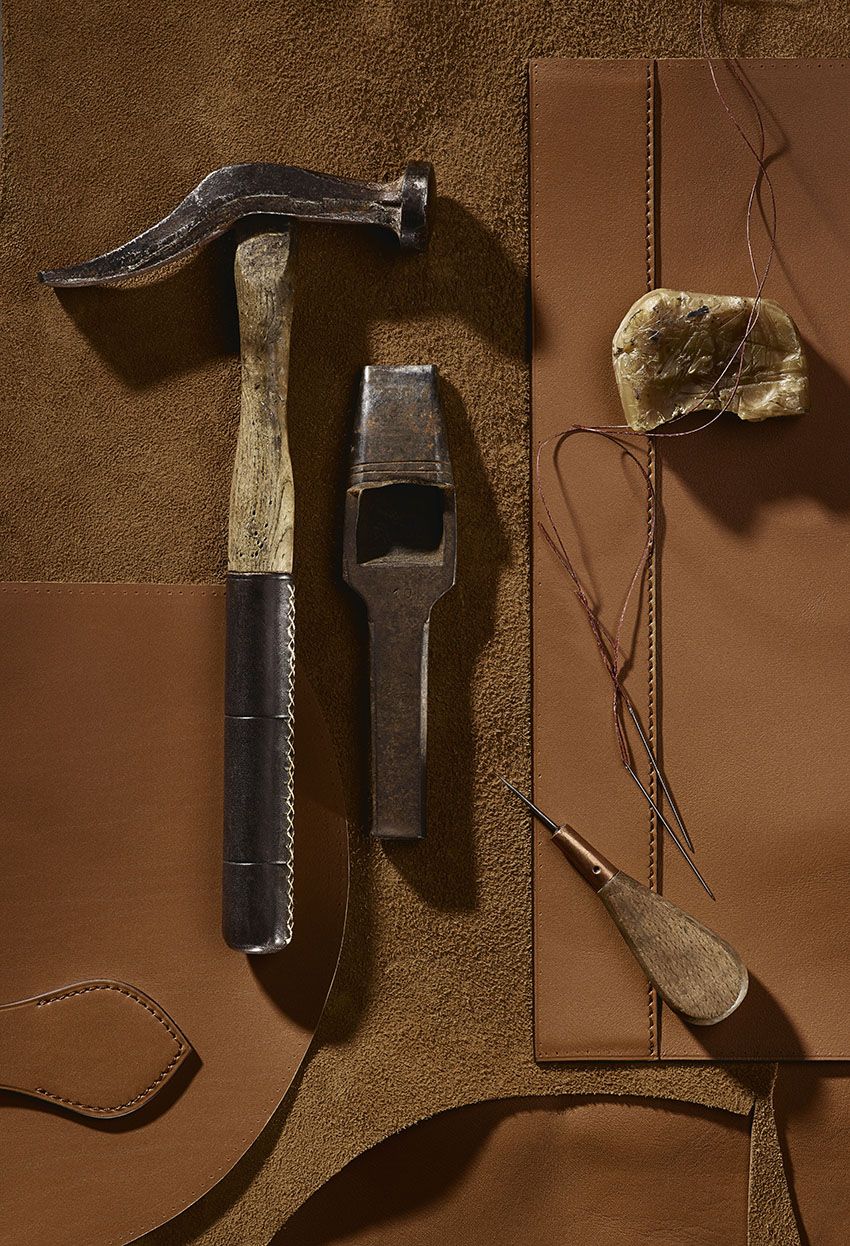 Outils de sellier sur cuir, atelier de maroquinerie