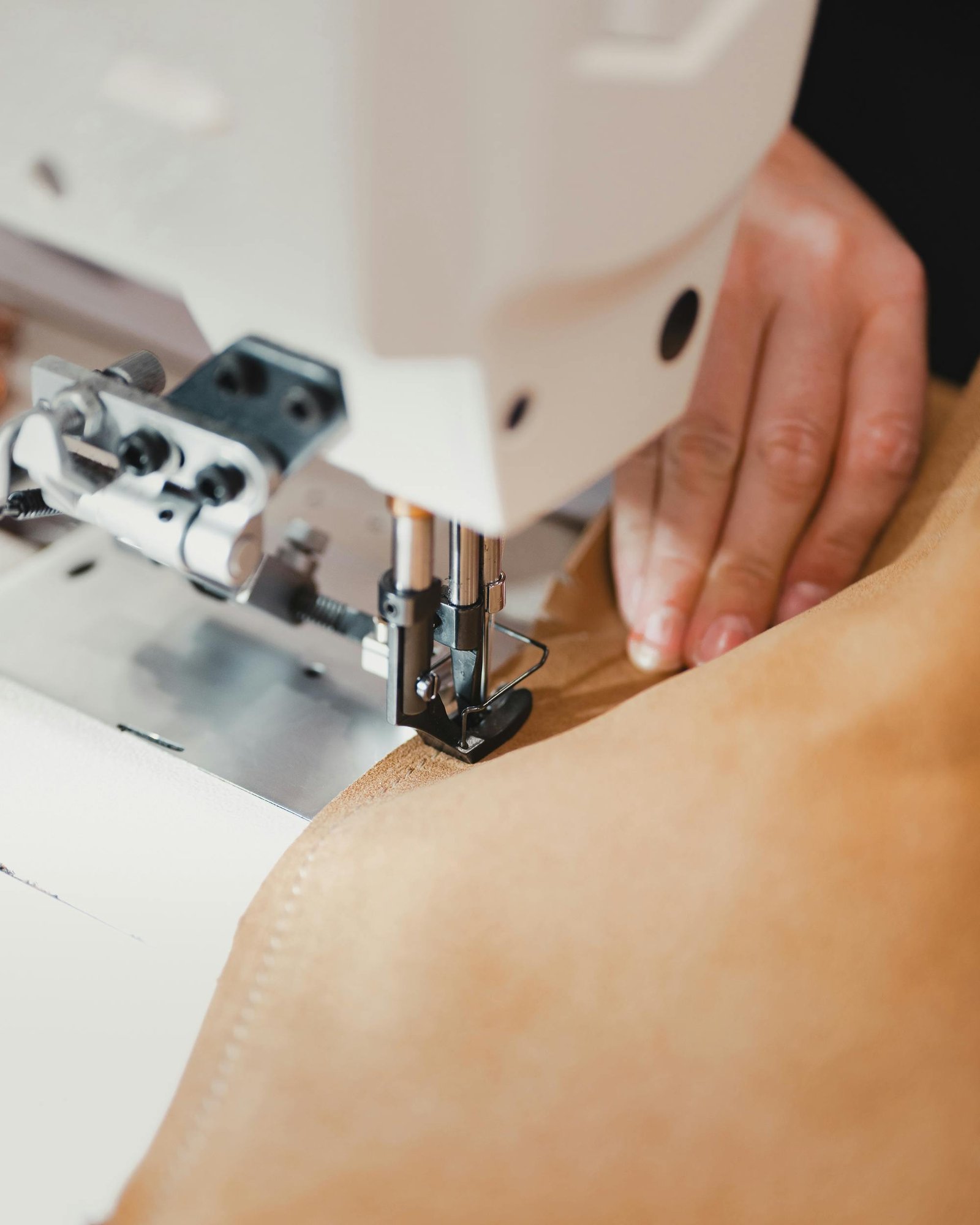Atelier : couture d’une pièce de cuir à la machine