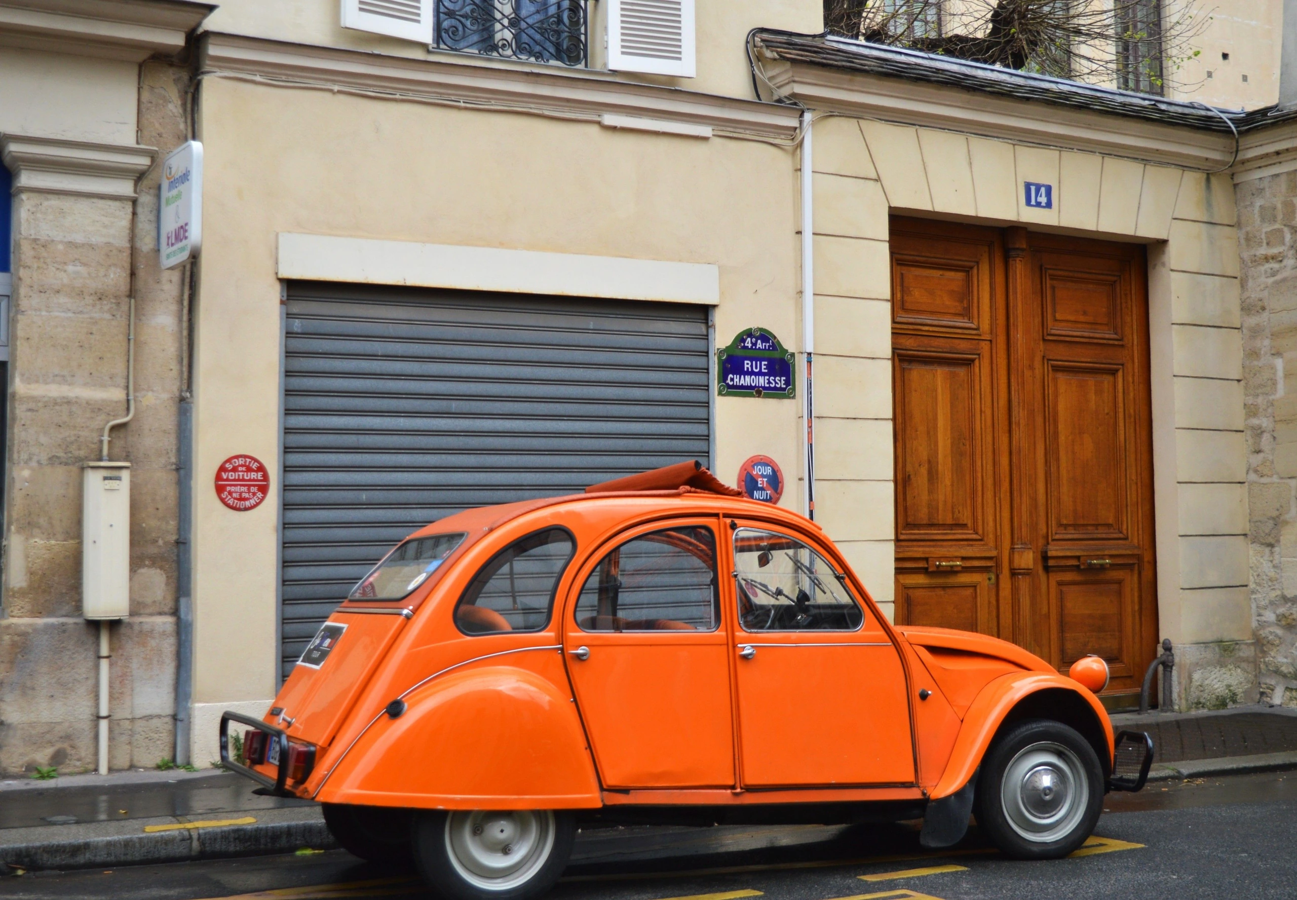Une 2CV orange dans une rue de Paris