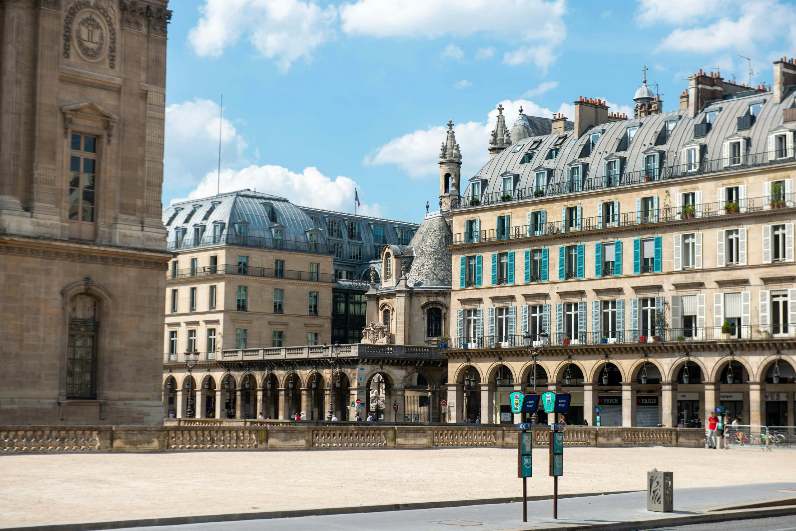 La place et les arcades du Louvre, Paris