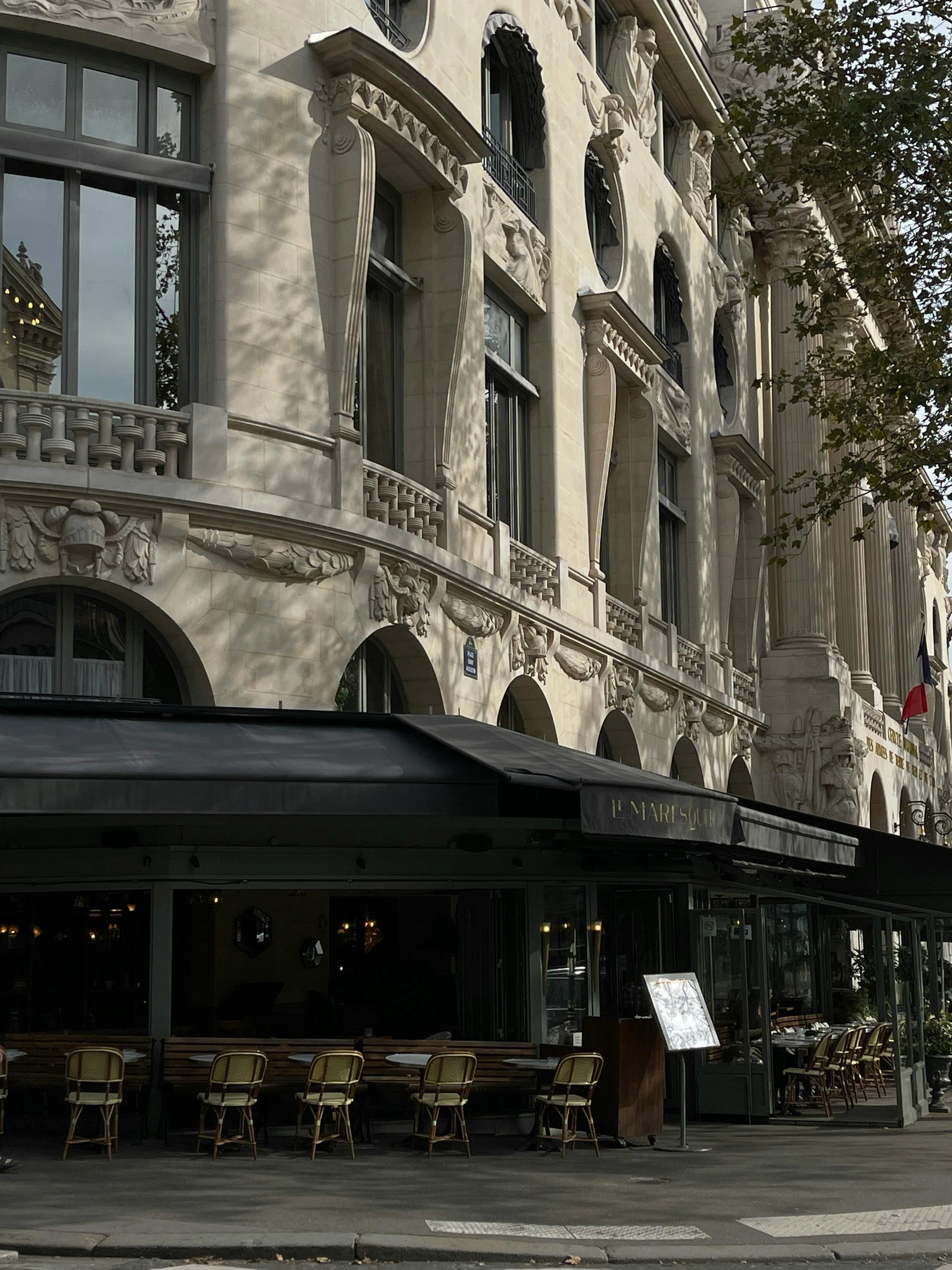 Une terrasse de café parisienne