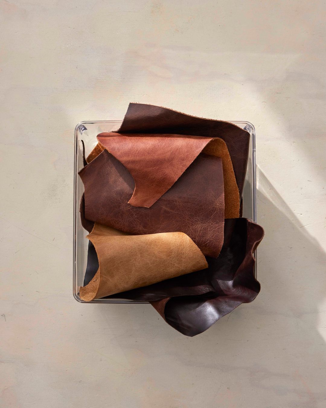 Chutes de cuir conservées dans une boîte